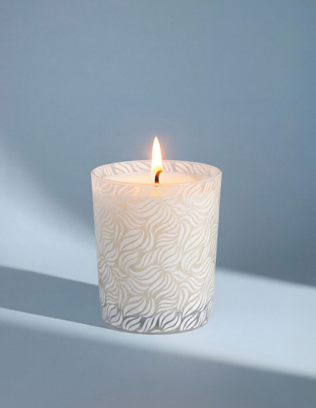 Apportez un souffle de fraîcheur et d’énergie à votre intérieur avec la Bougie Végétale 180 g parfum Thé et Maté Vert