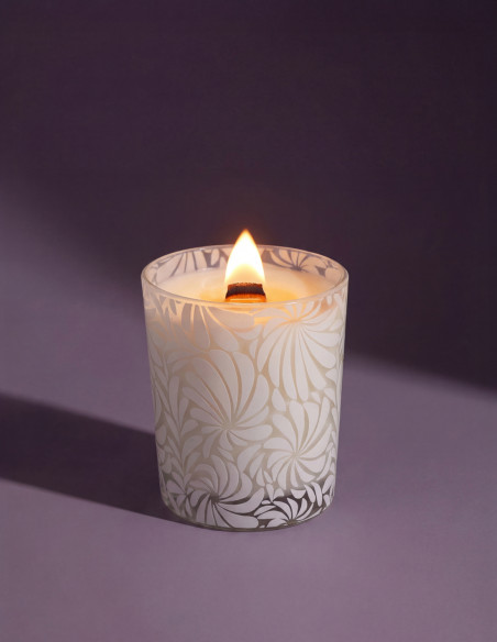 Bougie Végétale 180 g Mèche en Bois Fleur d'Oranger ; design du verre réinventé et imprimé dans notre propre atelier.