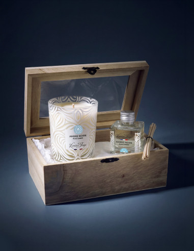 Coffret en bois composé d'une bougie parfumée 180 g et d'un diffuseur de parfum 50 ml. Parfum Ambre Noire.