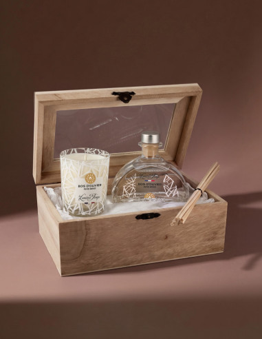 Coffret en Bois composé d'un diffuseur de parfum Encrier 100 ml et d'une bougie parfumée 90g. Parfum Bois d'Olivier.