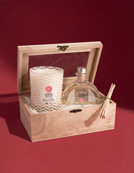 Coffret en Bois composé d'une bougie parfumée 180 g et d'un diffuseur de parfum Encrier 100 ml. Parfum Pomme d'Amour.